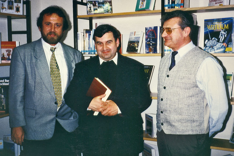 v.l.n.r.: Landrat Reinhard Glauber, Pfarrer Bernhard Friedmann und Pfarrgemeinderatsvorsitzender Xaver Helmbrobst eröffneten 1996 die Bücherei.