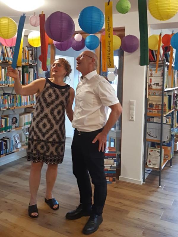 Evangelischer Dekan Enno Weidt mit Frau zu Besuch in der Bücherei Pinzberg