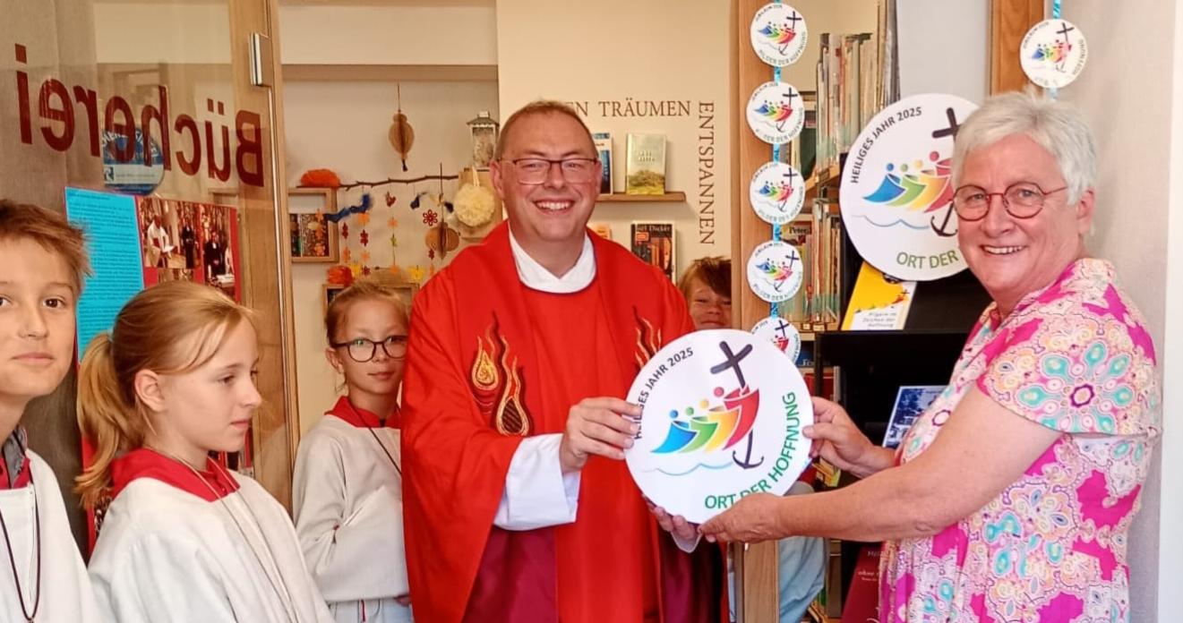 Bei einer kleinen Feier fand die offizielle Übergabe des Logos 'Orte der Hoffnung' durch Pfarrer Michael Gehret statt.